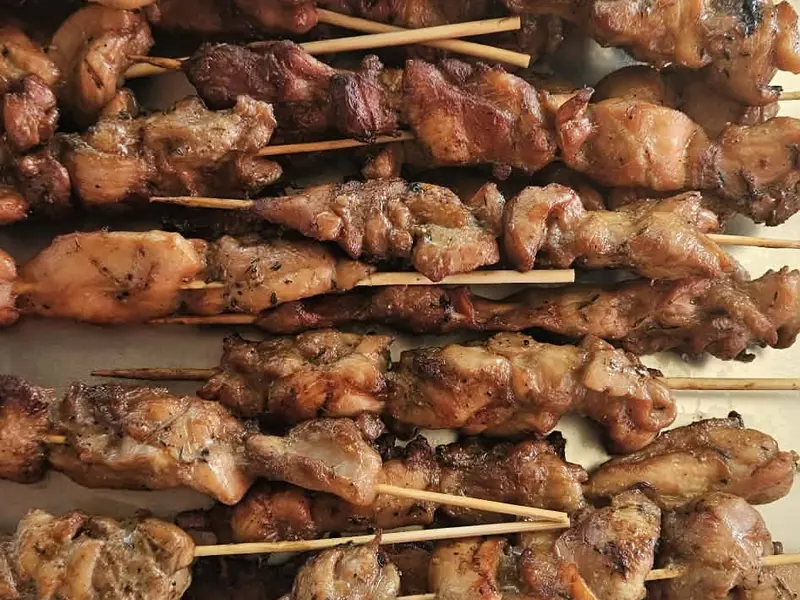 Assortiment de brochettes grillées prêtes à emporter