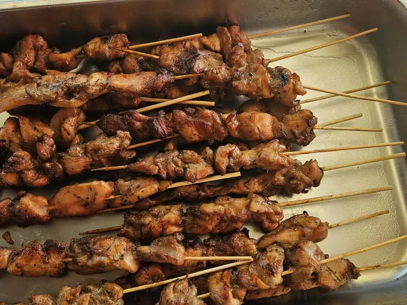 Brochettes grillées disposées dans un plat