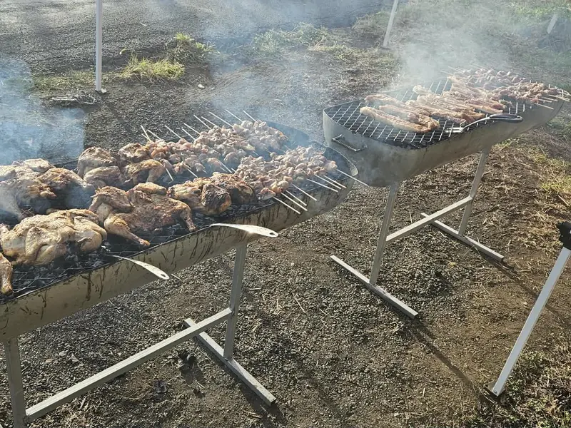 Plusieurs grilles de viandes en cuisson