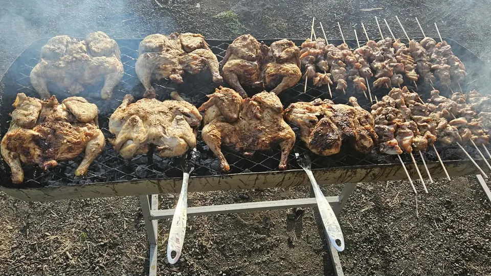 Poulets et brochettes en cuisson au feu à Ravine des Cabris