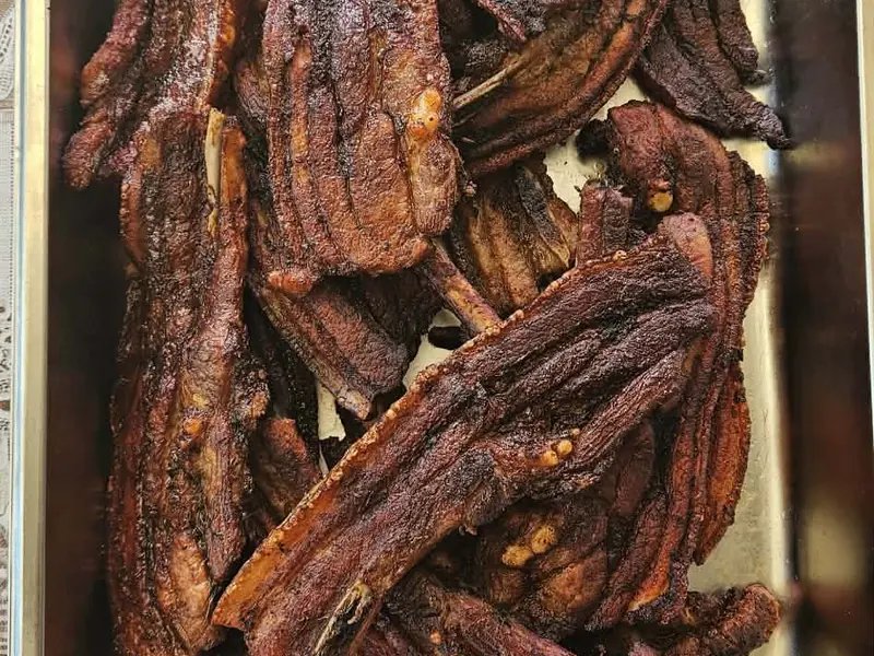 Morceaux de porc grillé prêts à servir