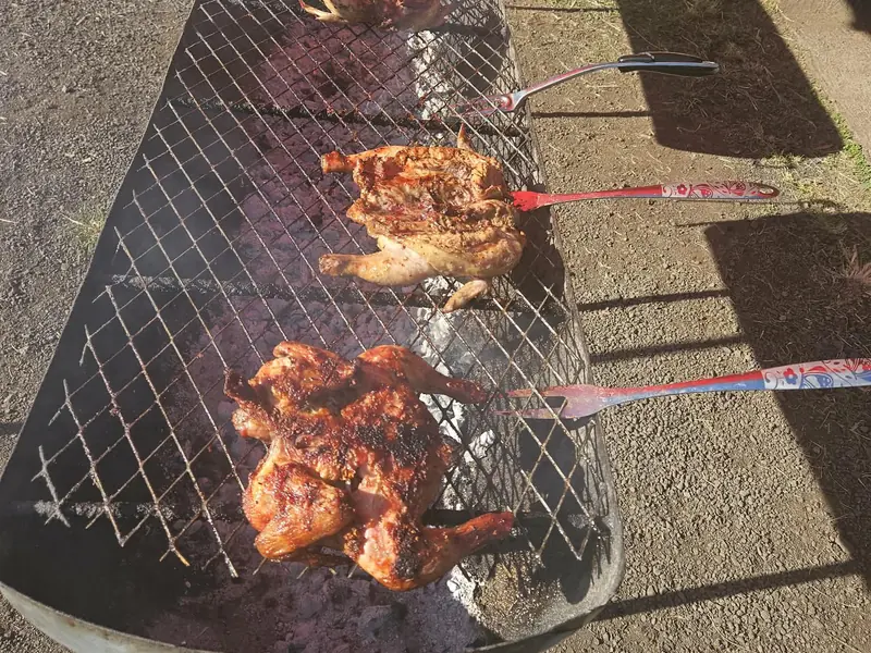 Poulets grillés préparés par Gilette Kwaye